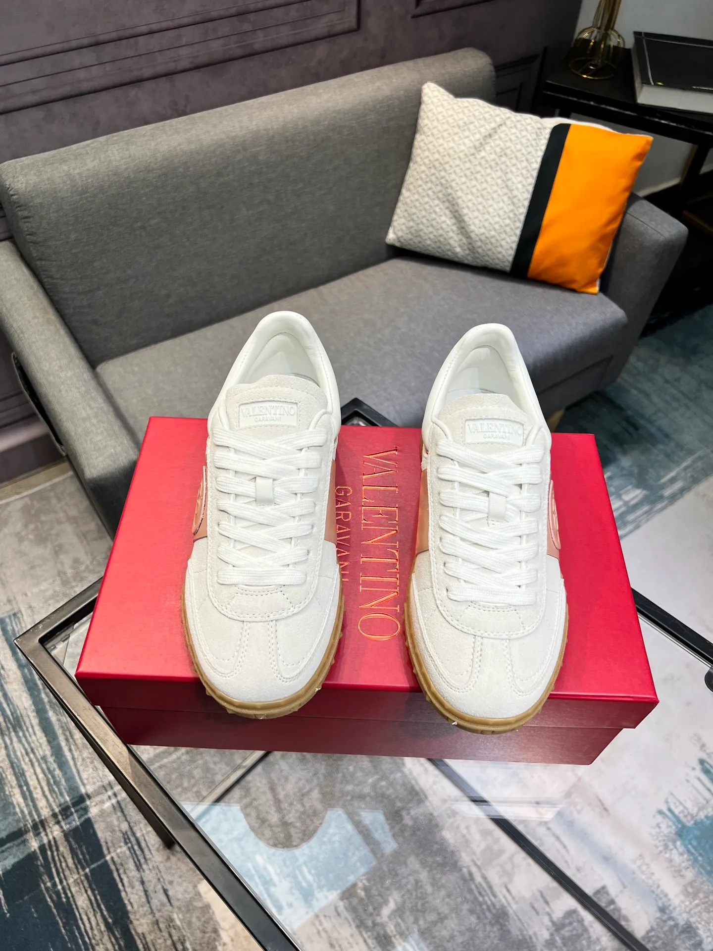 Men's shoes 💰620 👉🌹🌹VALENTINO counter synchronized new low-top casual sports shoes 👍Professional and high-end, perfect replica, first-class quality! 👍All made of original 1:1 materials, exclusive mold opening! 👍High mercerized cowhide fabric 👍TPU outsole, comfortable and wear-resistant, brand injection insole, 👍Full set of high-end counter packaging 👍All details are customized with 1:1 mold, striving for perfection! 👍Couple style female 35-41, male 38-46 (female 41, male 45 46 customized)